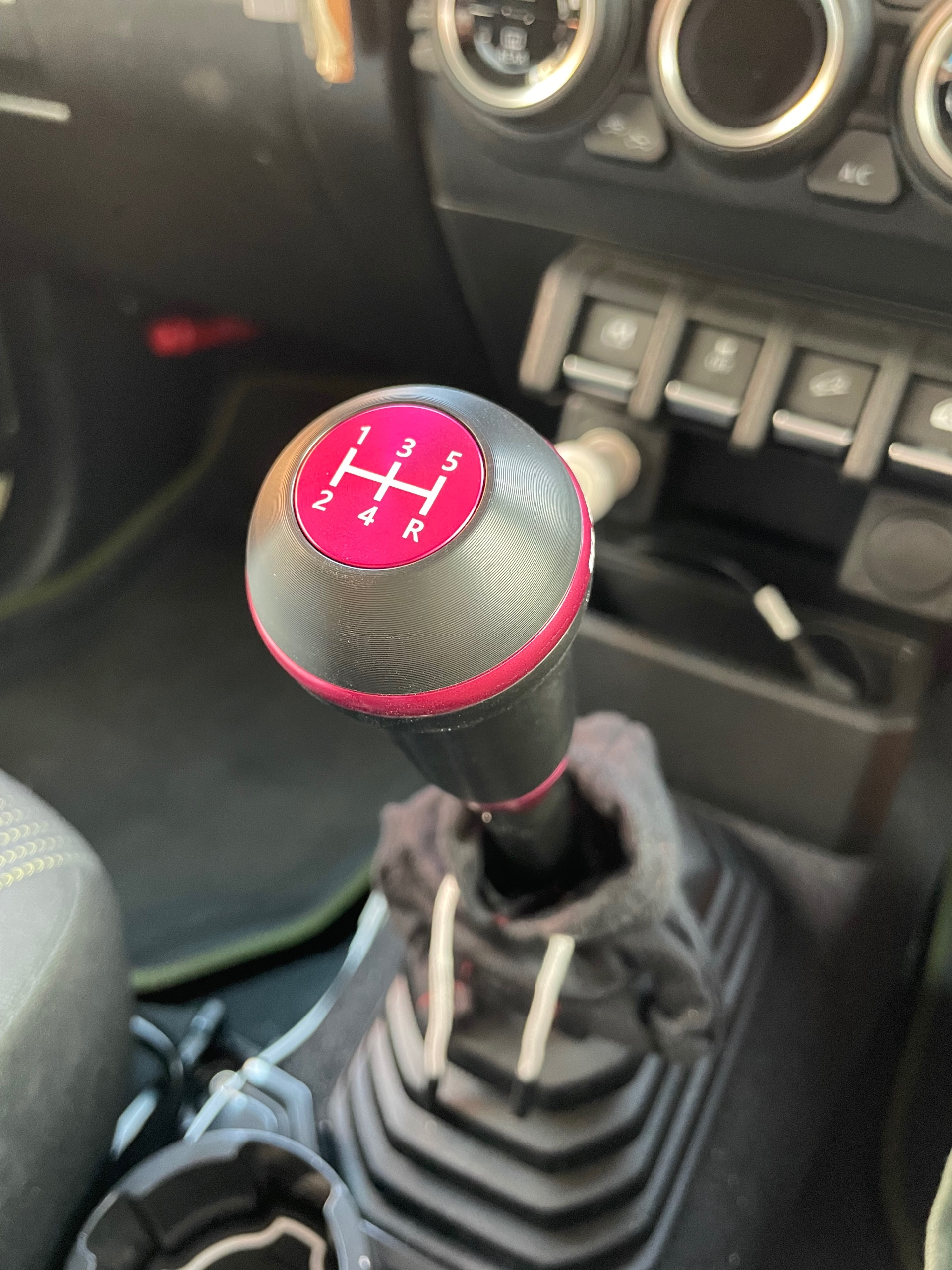 ラウンドシフトノブ